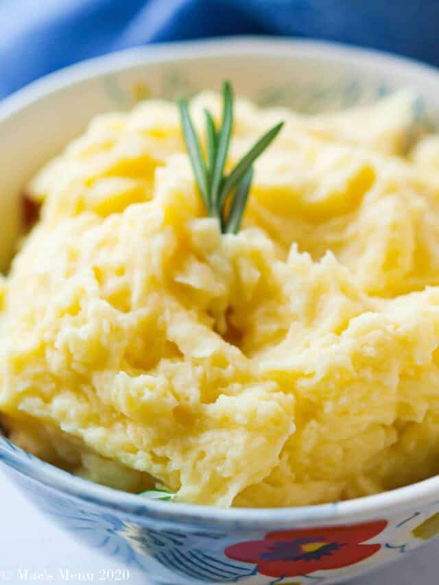 Close up shot of a bowl of mashed potatoes without butter.
