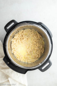Cooked macaroni in the Instant Pot.